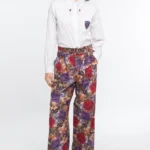Το Tapestry Pants της Peace + Chaos συνδυάζει την κομψότητα του tailoring με ένα ιδιαίτερο all-over print εμπνευσμένο από πλούσια floral μοτίβα ταπισερί. Κατασκευασμένο από λεπτό κοτλέ ύφασμα, προσφέρει βάθος και ξεχωριστή υφή στο εντυπωσιακό print.
