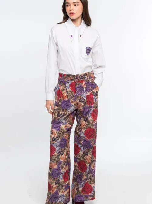 Το Tapestry Pants της Peace + Chaos συνδυάζει την κομψότητα του tailoring με ένα ιδιαίτερο all-over print εμπνευσμένο από πλούσια floral μοτίβα ταπισερί. Κατασκευασμένο από λεπτό κοτλέ ύφασμα, προσφέρει βάθος και ξεχωριστή υφή στο εντυπωσιακό print.