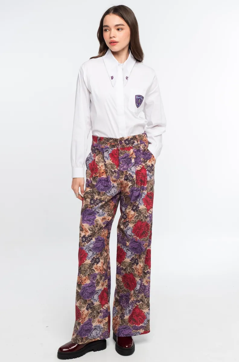 Το Tapestry Pants της Peace + Chaos συνδυάζει την κομψότητα του tailoring με ένα ιδιαίτερο all-over print εμπνευσμένο από πλούσια floral μοτίβα ταπισερί. Κατασκευασμένο από λεπτό κοτλέ ύφασμα, προσφέρει βάθος και ξεχωριστή υφή στο εντυπωσιακό print.