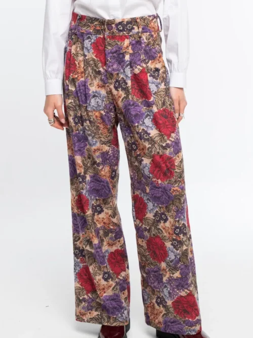 Το Tapestry Pants της Peace + Chaos συνδυάζει την κομψότητα του tailoring με ένα ιδιαίτερο all-over print εμπνευσμένο από πλούσια floral μοτίβα ταπισερί. Κατασκευασμένο από λεπτό κοτλέ ύφασμα, προσφέρει βάθος και ξεχωριστή υφή στο εντυπωσιακό print.