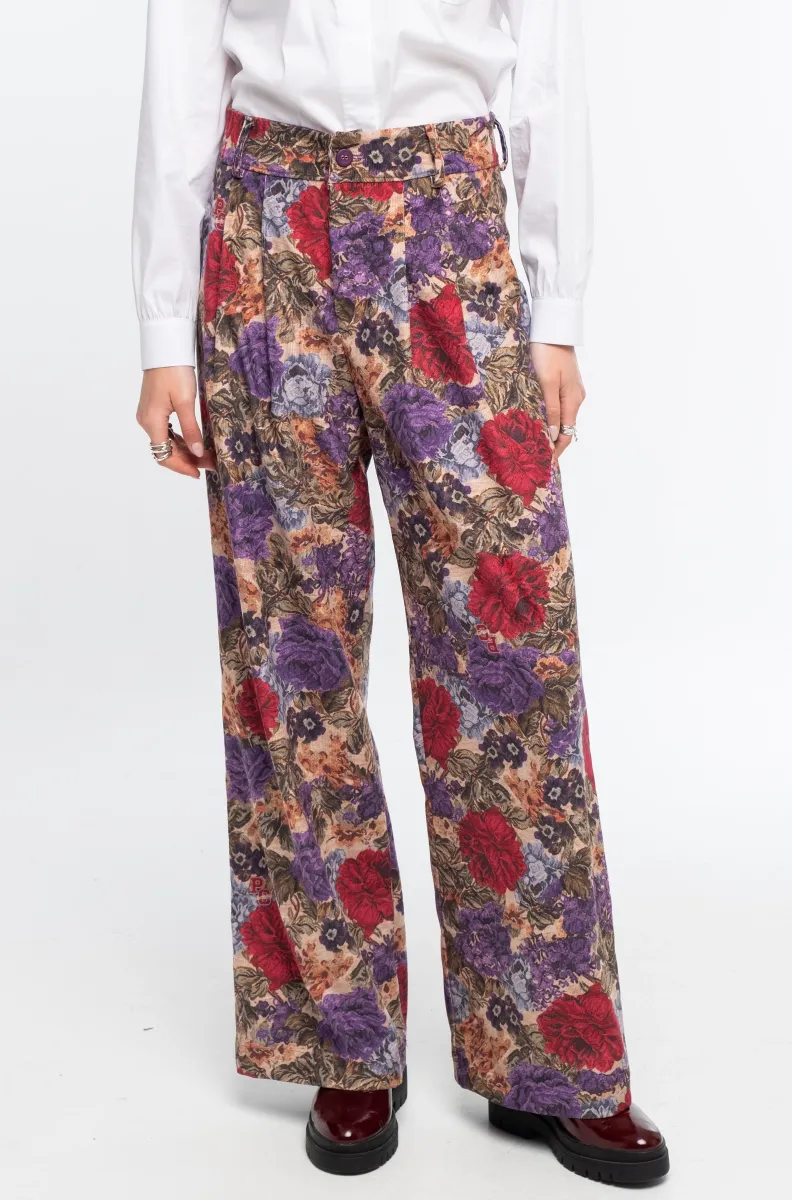 Το Tapestry Pants της Peace + Chaos συνδυάζει την κομψότητα του tailoring με ένα ιδιαίτερο all-over print εμπνευσμένο από πλούσια floral μοτίβα ταπισερί. Κατασκευασμένο από λεπτό κοτλέ ύφασμα, προσφέρει βάθος και ξεχωριστή υφή στο εντυπωσιακό print.