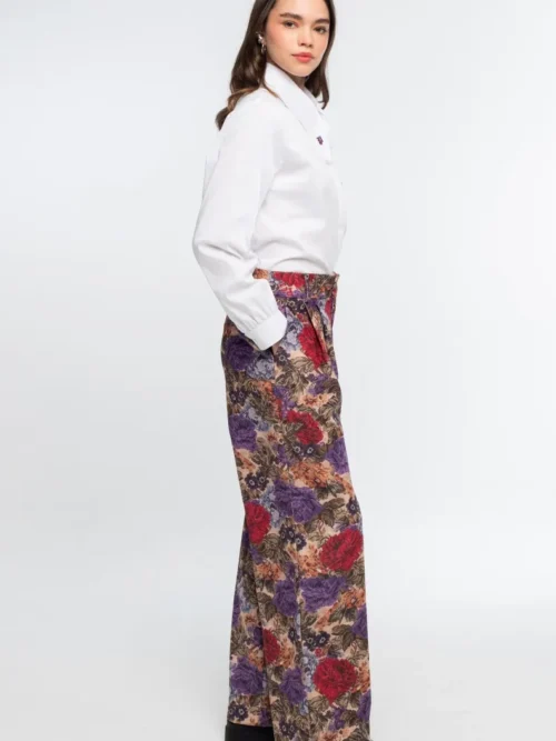 Το Tapestry Pants της Peace + Chaos συνδυάζει την κομψότητα του tailoring με ένα ιδιαίτερο all-over print εμπνευσμένο από πλούσια floral μοτίβα ταπισερί. Κατασκευασμένο από λεπτό κοτλέ ύφασμα, προσφέρει βάθος και ξεχωριστή υφή στο εντυπωσιακό print.