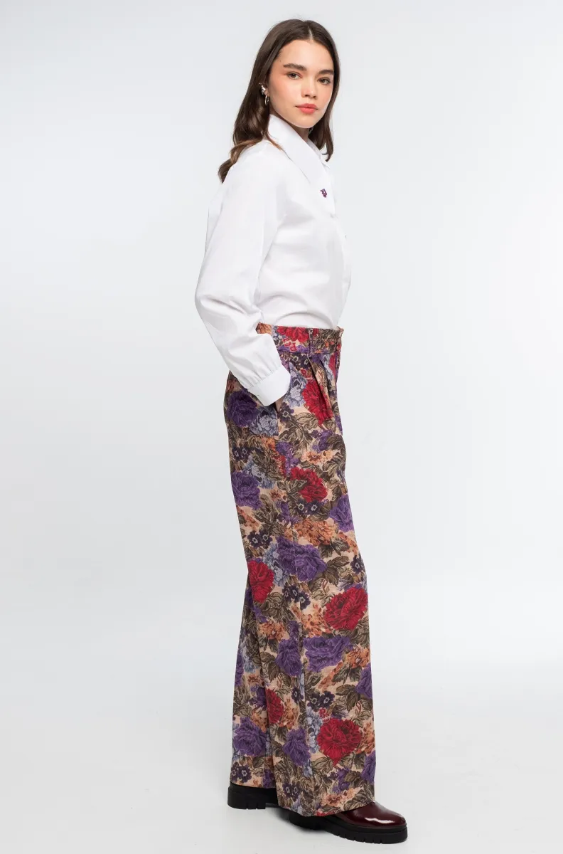Το Tapestry Pants της Peace + Chaos συνδυάζει την κομψότητα του tailoring με ένα ιδιαίτερο all-over print εμπνευσμένο από πλούσια floral μοτίβα ταπισερί. Κατασκευασμένο από λεπτό κοτλέ ύφασμα, προσφέρει βάθος και ξεχωριστή υφή στο εντυπωσιακό print.