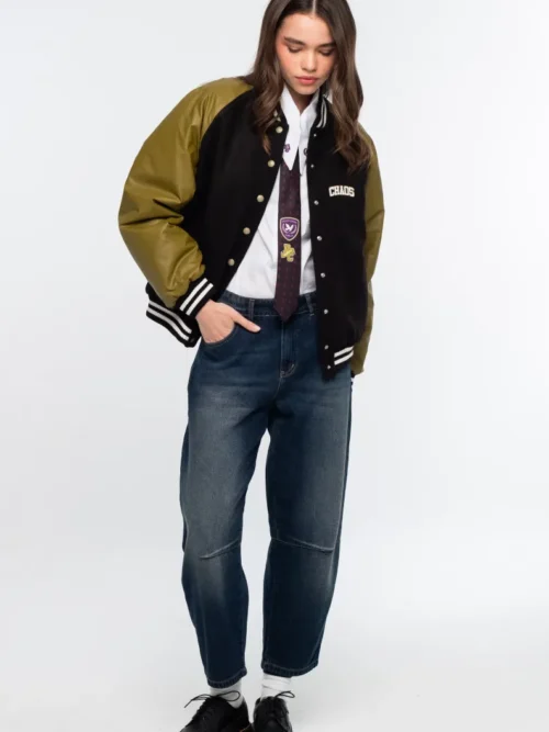Το Oxford Denim Pants της Peace + Chaos είναι ένα ιδιαίτερο jean σε μοντέρνα barrel leg γραμμή, κατασκευασμένο από απαλό, μεσαίου βάρους μπλε denim χωρίς ελαστικότητα. Συνδυάζει την κλασική αισθητική του denim με ξεχωριστές signature λεπτομέρειες της Peace + Chaos.