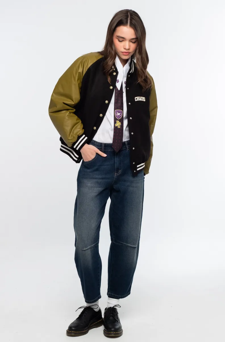 Το Oxford Denim Pants της Peace + Chaos είναι ένα ιδιαίτερο jean σε μοντέρνα barrel leg γραμμή, κατασκευασμένο από απαλό, μεσαίου βάρους μπλε denim χωρίς ελαστικότητα. Συνδυάζει την κλασική αισθητική του denim με ξεχωριστές signature λεπτομέρειες της Peace + Chaos.