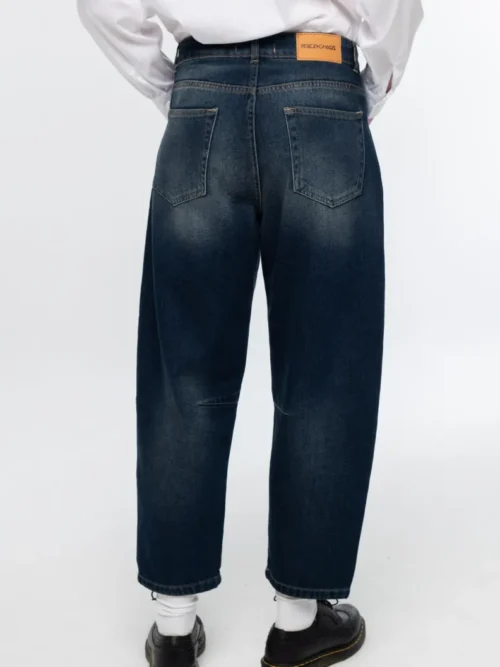 Το Oxford Denim Pants της Peace + Chaos είναι ένα ιδιαίτερο jean σε μοντέρνα barrel leg γραμμή, κατασκευασμένο από απαλό, μεσαίου βάρους μπλε denim χωρίς ελαστικότητα. Συνδυάζει την κλασική αισθητική του denim με ξεχωριστές signature λεπτομέρειες της Peace + Chaos.