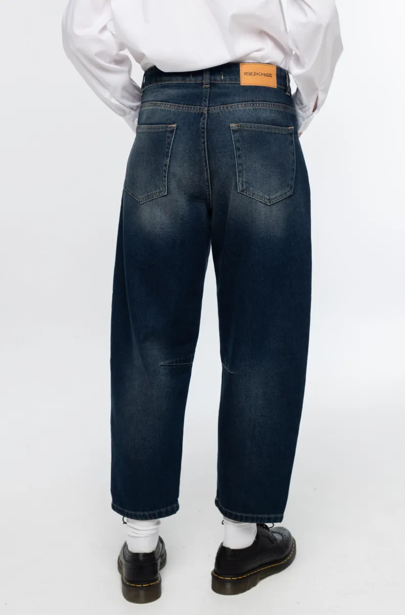 Το Oxford Denim Pants της Peace + Chaos είναι ένα ιδιαίτερο jean σε μοντέρνα barrel leg γραμμή, κατασκευασμένο από απαλό, μεσαίου βάρους μπλε denim χωρίς ελαστικότητα. Συνδυάζει την κλασική αισθητική του denim με ξεχωριστές signature λεπτομέρειες της Peace + Chaos.