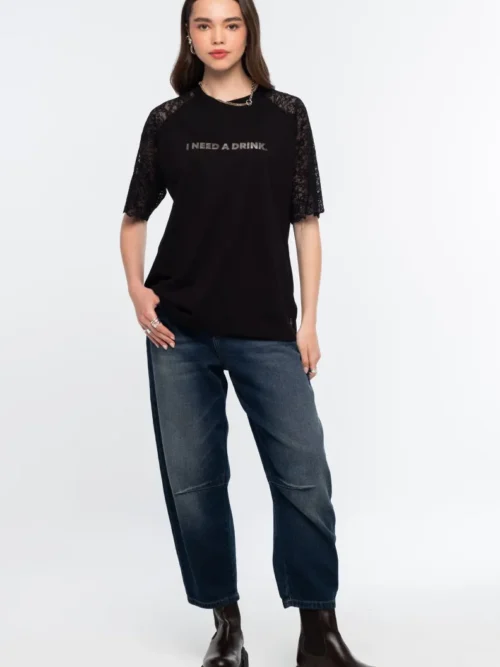 Το Oxford Denim Pants της Peace + Chaos είναι ένα ιδιαίτερο jean σε μοντέρνα barrel leg γραμμή, κατασκευασμένο από απαλό, μεσαίου βάρους μπλε denim χωρίς ελαστικότητα. Συνδυάζει την κλασική αισθητική του denim με ξεχωριστές signature λεπτομέρειες της Peace + Chaos.
