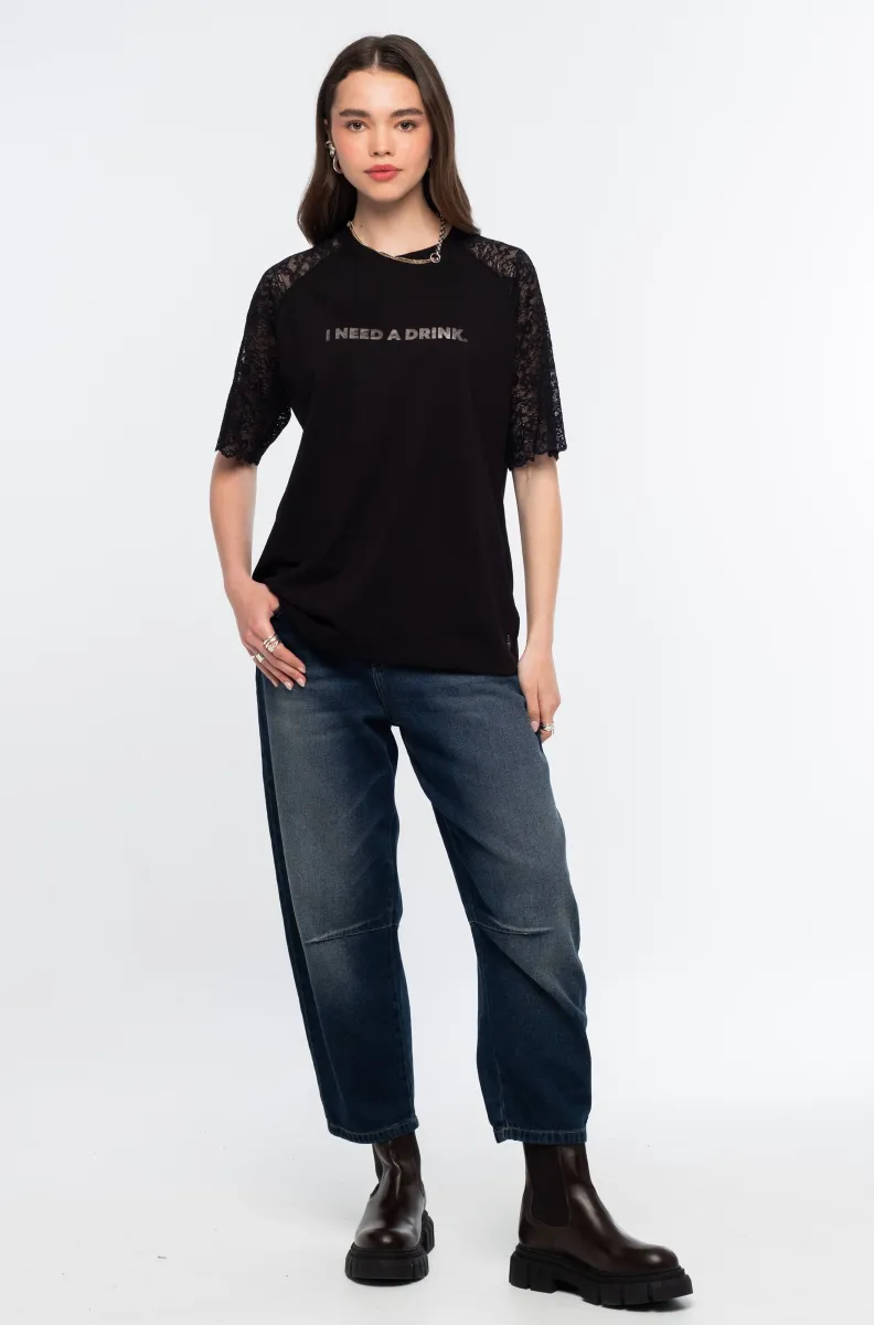 Το Oxford Denim Pants της Peace + Chaos είναι ένα ιδιαίτερο jean σε μοντέρνα barrel leg γραμμή, κατασκευασμένο από απαλό, μεσαίου βάρους μπλε denim χωρίς ελαστικότητα. Συνδυάζει την κλασική αισθητική του denim με ξεχωριστές signature λεπτομέρειες της Peace + Chaos.