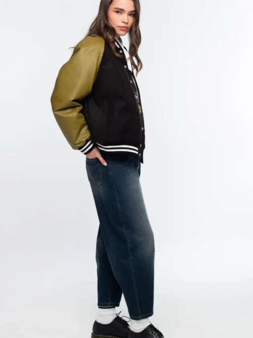 Το Oxford Denim Pants της Peace + Chaos είναι ένα ιδιαίτερο jean σε μοντέρνα barrel leg γραμμή, κατασκευασμένο από απαλό, μεσαίου βάρους μπλε denim χωρίς ελαστικότητα. Συνδυάζει την κλασική αισθητική του denim με ξεχωριστές signature λεπτομέρειες της Peace + Chaos.