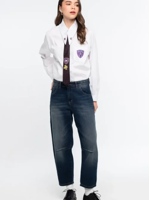 Το Oxford Denim Pants της Peace + Chaos είναι ένα ιδιαίτερο jean σε μοντέρνα barrel leg γραμμή, κατασκευασμένο από απαλό, μεσαίου βάρους μπλε denim χωρίς ελαστικότητα. Συνδυάζει την κλασική αισθητική του denim με ξεχωριστές signature λεπτομέρειες της Peace + Chaos.