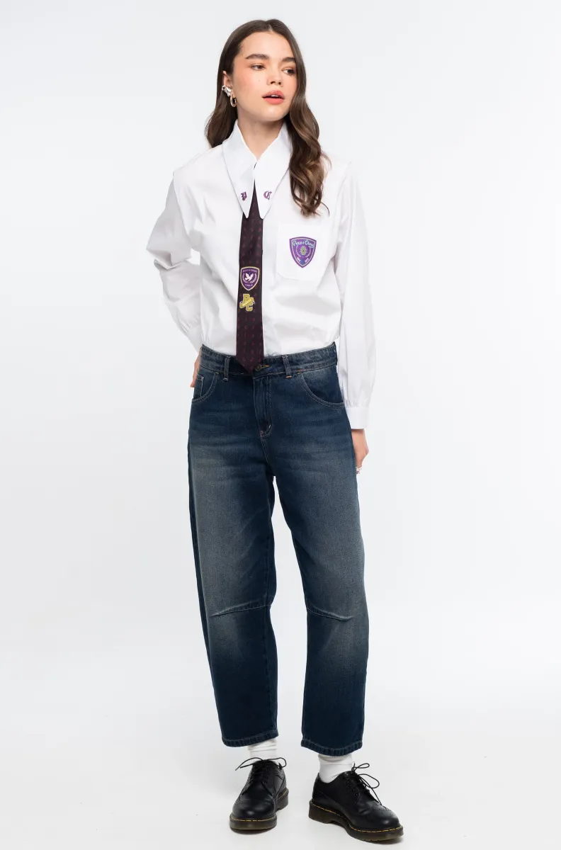 Το Oxford Denim Pants της Peace + Chaos είναι ένα ιδιαίτερο jean σε μοντέρνα barrel leg γραμμή, κατασκευασμένο από απαλό, μεσαίου βάρους μπλε denim χωρίς ελαστικότητα. Συνδυάζει την κλασική αισθητική του denim με ξεχωριστές signature λεπτομέρειες της Peace + Chaos.