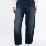Το Oxford Denim Pants της Peace + Chaos είναι ένα ιδιαίτερο jean σε μοντέρνα barrel leg γραμμή, κατασκευασμένο από απαλό, μεσαίου βάρους μπλε denim χωρίς ελαστικότητα. Συνδυάζει την κλασική αισθητική του denim με ξεχωριστές signature λεπτομέρειες της Peace + Chaos.