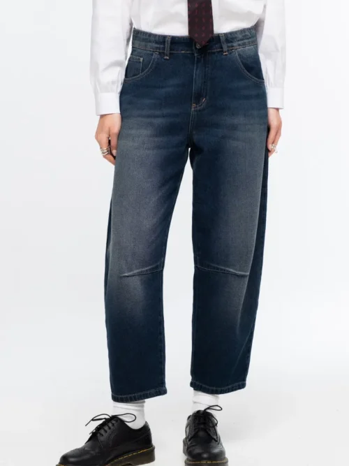 Το Oxford Denim Pants της Peace + Chaos είναι ένα ιδιαίτερο jean σε μοντέρνα barrel leg γραμμή, κατασκευασμένο από απαλό, μεσαίου βάρους μπλε denim χωρίς ελαστικότητα. Συνδυάζει την κλασική αισθητική του denim με ξεχωριστές signature λεπτομέρειες της Peace + Chaos.