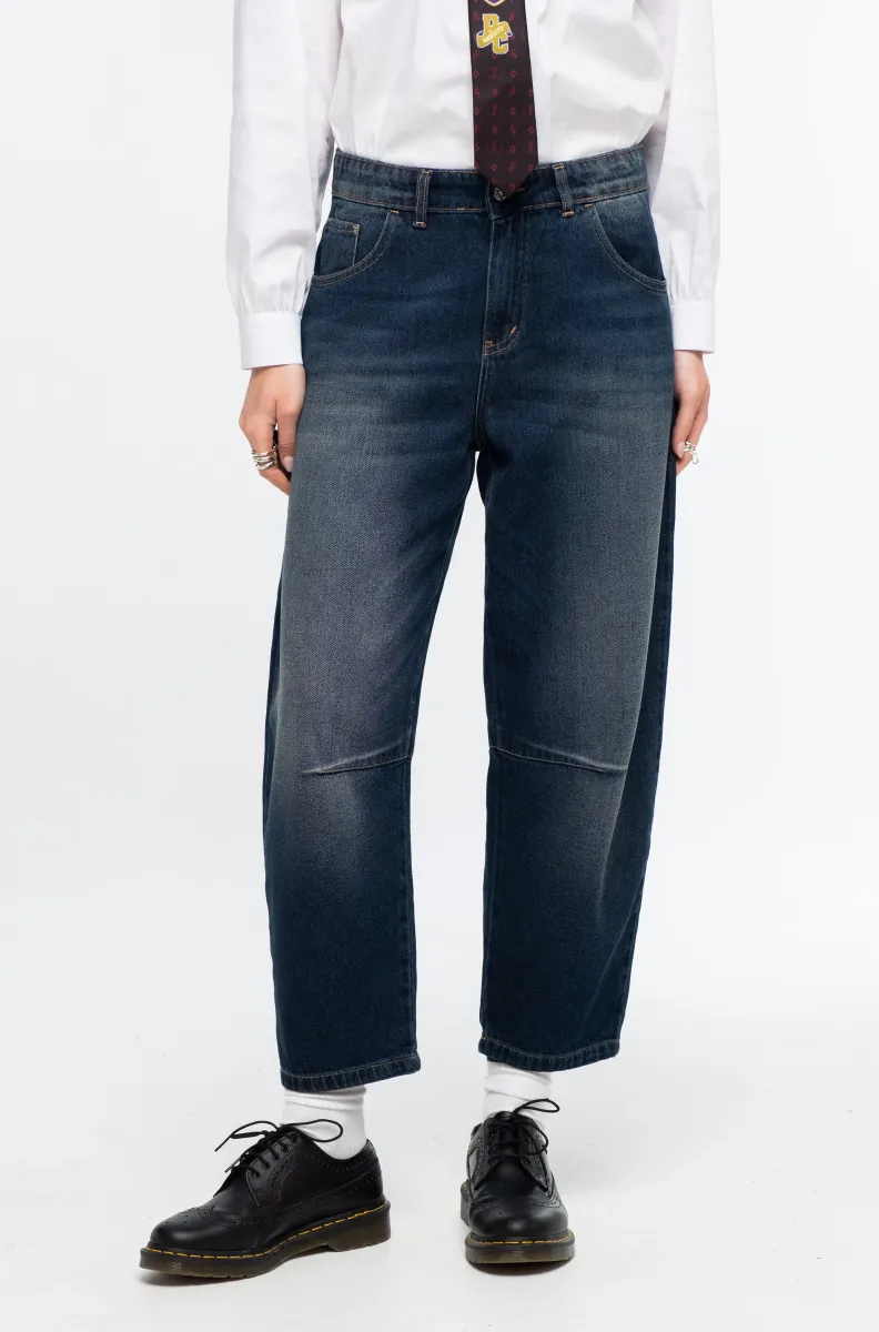 Το Oxford Denim Pants της Peace + Chaos είναι ένα ιδιαίτερο jean σε μοντέρνα barrel leg γραμμή, κατασκευασμένο από απαλό, μεσαίου βάρους μπλε denim χωρίς ελαστικότητα. Συνδυάζει την κλασική αισθητική του denim με ξεχωριστές signature λεπτομέρειες της Peace + Chaos.