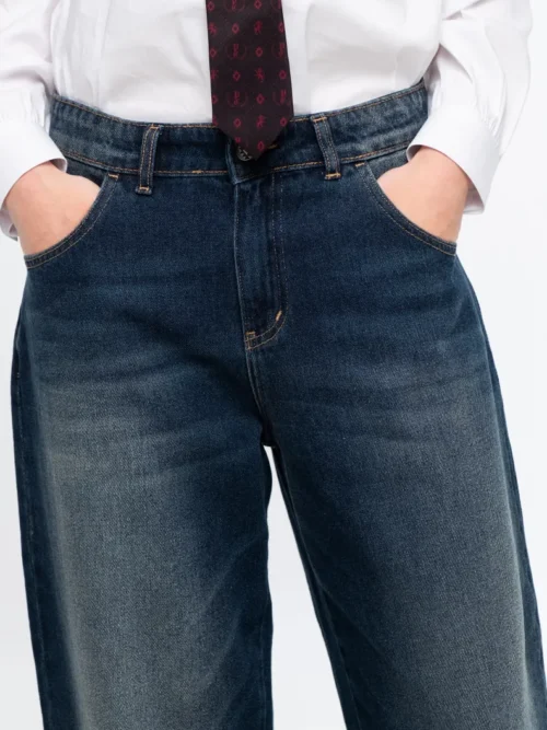 Το Oxford Denim Pants της Peace + Chaos είναι ένα ιδιαίτερο jean σε μοντέρνα barrel leg γραμμή, κατασκευασμένο από απαλό, μεσαίου βάρους μπλε denim χωρίς ελαστικότητα. Συνδυάζει την κλασική αισθητική του denim με ξεχωριστές signature λεπτομέρειες της Peace + Chaos.