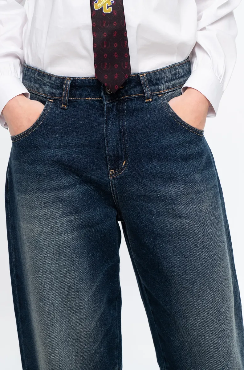 Το Oxford Denim Pants της Peace + Chaos είναι ένα ιδιαίτερο jean σε μοντέρνα barrel leg γραμμή, κατασκευασμένο από απαλό, μεσαίου βάρους μπλε denim χωρίς ελαστικότητα. Συνδυάζει την κλασική αισθητική του denim με ξεχωριστές signature λεπτομέρειες της Peace + Chaos.