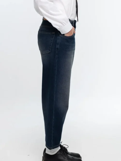 Το Oxford Denim Pants της Peace + Chaos είναι ένα ιδιαίτερο jean σε μοντέρνα barrel leg γραμμή, κατασκευασμένο από απαλό, μεσαίου βάρους μπλε denim χωρίς ελαστικότητα. Συνδυάζει την κλασική αισθητική του denim με ξεχωριστές signature λεπτομέρειες της Peace + Chaos.