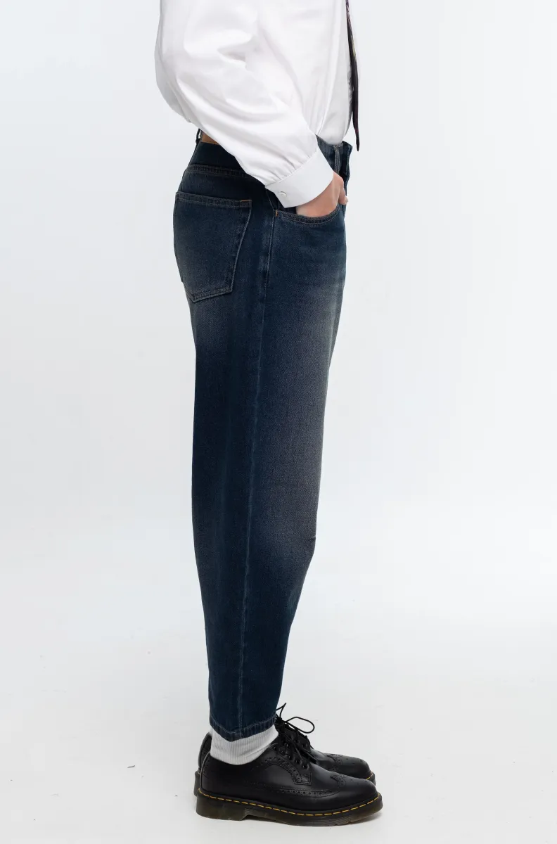 Το Oxford Denim Pants της Peace + Chaos είναι ένα ιδιαίτερο jean σε μοντέρνα barrel leg γραμμή, κατασκευασμένο από απαλό, μεσαίου βάρους μπλε denim χωρίς ελαστικότητα. Συνδυάζει την κλασική αισθητική του denim με ξεχωριστές signature λεπτομέρειες της Peace + Chaos.