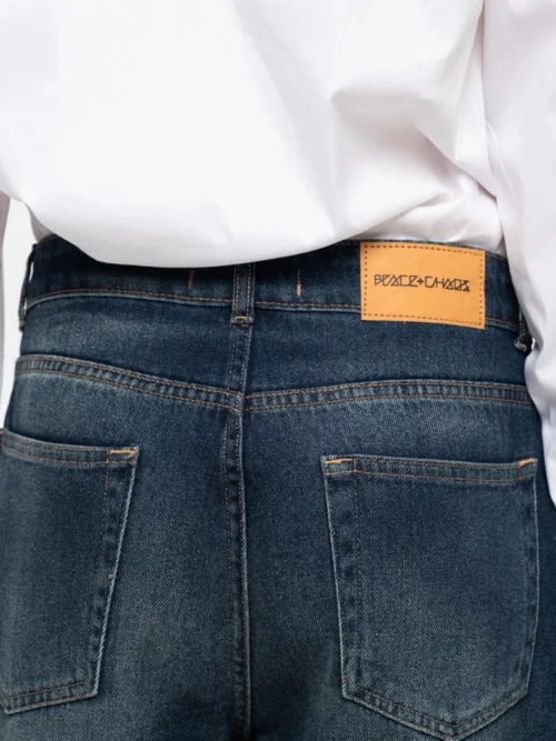 Το Oxford Denim Pants της Peace + Chaos είναι ένα ιδιαίτερο jean σε μοντέρνα barrel leg γραμμή, κατασκευασμένο από απαλό, μεσαίου βάρους μπλε denim χωρίς ελαστικότητα. Συνδυάζει την κλασική αισθητική του denim με ξεχωριστές signature λεπτομέρειες της Peace + Chaos.