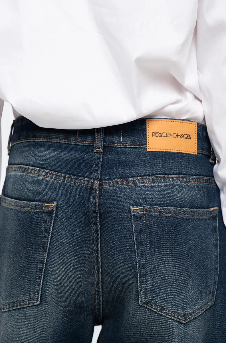 Το Oxford Denim Pants της Peace + Chaos είναι ένα ιδιαίτερο jean σε μοντέρνα barrel leg γραμμή, κατασκευασμένο από απαλό, μεσαίου βάρους μπλε denim χωρίς ελαστικότητα. Συνδυάζει την κλασική αισθητική του denim με ξεχωριστές signature λεπτομέρειες της Peace + Chaos.