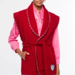 Το Campus Waistcoat της Peace + Chaos είναι ένα ιδιαίτερο αμάνικο γιλέκο που συνδυάζει bordeaux baby corduroy με πολύχρωμες ριγέ λεπτομέρειες σε all-over print. Η φόδρα και τα printed trims δημιουργούν μια ξεχωριστή αντίθεση, προσδίδοντας στο κομμάτι σύγχρονο και ιδιαίτερο χαρακτήρα.