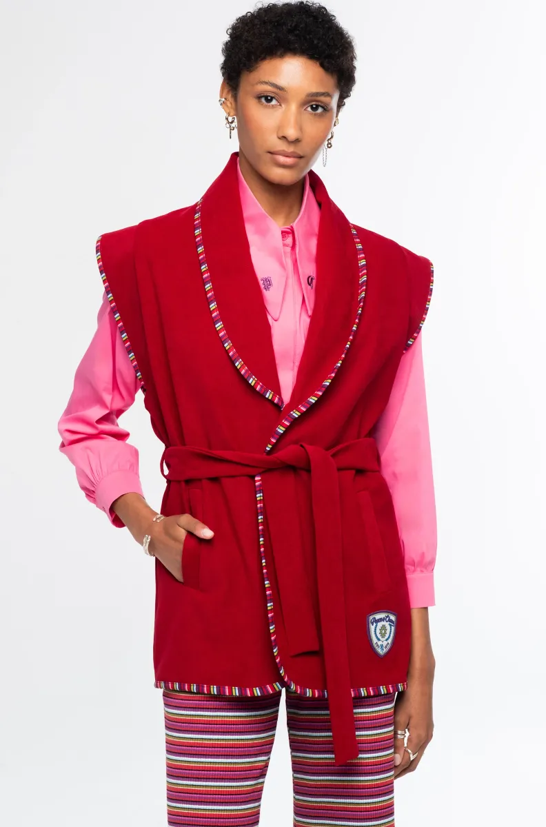 w26802_1 Το Campus Waistcoat της Peace + Chaos είναι ένα ιδιαίτερο αμάνικο γιλέκο που συνδυάζει bordeaux baby corduroy με πολύχρωμες ριγέ λεπτομέρειες σε all-over print. Η φόδρα και τα printed trims δημιουργούν μια ξεχωριστή αντίθεση, προσδίδοντας στο κομμάτι σύγχρονο και ιδιαίτερο χαρακτήρα.