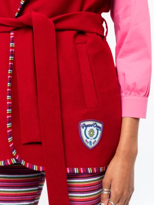 Το Campus Waistcoat της Peace + Chaos είναι ένα ιδιαίτερο αμάνικο γιλέκο που συνδυάζει bordeaux baby corduroy με πολύχρωμες ριγέ λεπτομέρειες σε all-over print. Η φόδρα και τα printed trims δημιουργούν μια ξεχωριστή αντίθεση, προσδίδοντας στο κομμάτι σύγχρονο και ιδιαίτερο χαρακτήρα.
