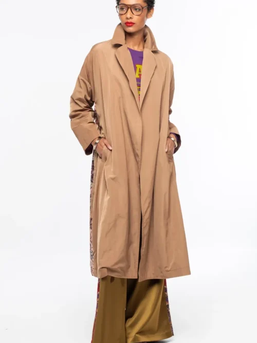 Το LIBRARIAN TRENCHCOAT της Peace + Chaos είναι ένα ιδιαίτερο wrap trenchcoat που συνδυάζει διαχρονική κομψότητα με την ξεχωριστή αισθητική του brand. Μπορεί να φορεθεί δεμένο με τη ζώνη για πιο κομψή και structured εμφάνιση ή ανοιχτό και loose για ένα πιο effortless αποτέλεσμα.