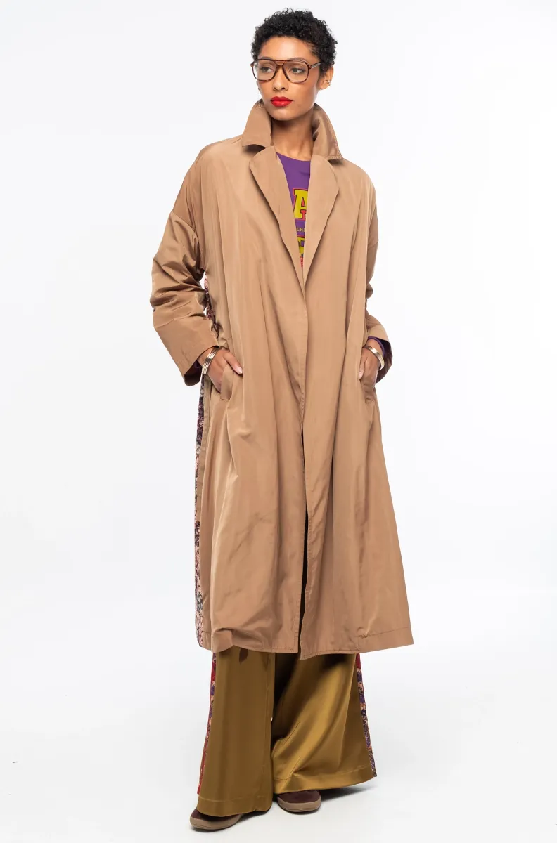 Το LIBRARIAN TRENCHCOAT της Peace + Chaos είναι ένα ιδιαίτερο wrap trenchcoat που συνδυάζει διαχρονική κομψότητα με την ξεχωριστή αισθητική του brand. Μπορεί να φορεθεί δεμένο με τη ζώνη για πιο κομψή και structured εμφάνιση ή ανοιχτό και loose για ένα πιο effortless αποτέλεσμα.