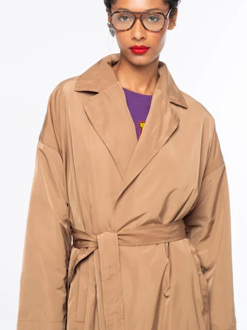 Το LIBRARIAN TRENCHCOAT της Peace + Chaos είναι ένα ιδιαίτερο wrap trenchcoat που συνδυάζει διαχρονική κομψότητα με την ξεχωριστή αισθητική του brand. Μπορεί να φορεθεί δεμένο με τη ζώνη για πιο κομψή και structured εμφάνιση ή ανοιχτό και loose για ένα πιο effortless αποτέλεσμα.