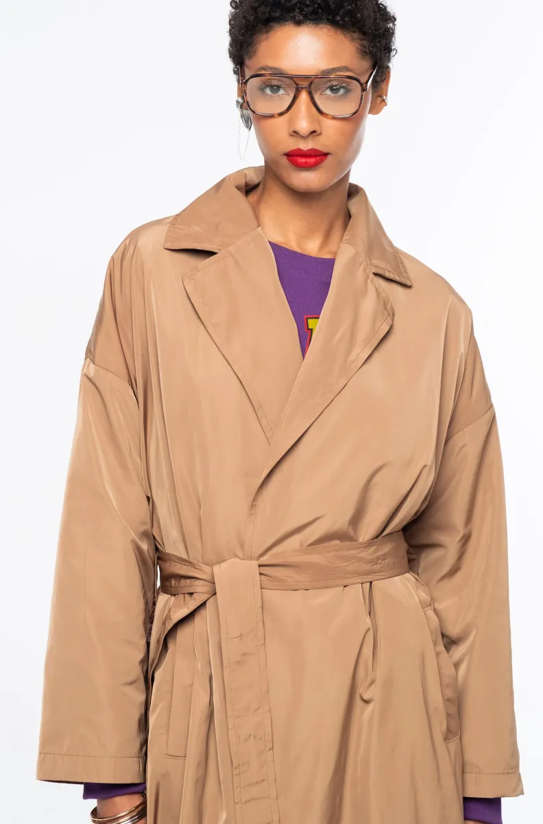 Το LIBRARIAN TRENCHCOAT της Peace + Chaos είναι ένα ιδιαίτερο wrap trenchcoat που συνδυάζει διαχρονική κομψότητα με την ξεχωριστή αισθητική του brand. Μπορεί να φορεθεί δεμένο με τη ζώνη για πιο κομψή και structured εμφάνιση ή ανοιχτό και loose για ένα πιο effortless αποτέλεσμα.