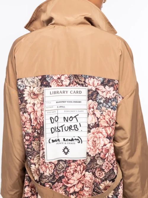 Το LIBRARIAN TRENCHCOAT της Peace + Chaos είναι ένα ιδιαίτερο wrap trenchcoat που συνδυάζει διαχρονική κομψότητα με την ξεχωριστή αισθητική του brand. Μπορεί να φορεθεί δεμένο με τη ζώνη για πιο κομψή και structured εμφάνιση ή ανοιχτό και loose για ένα πιο effortless αποτέλεσμα.