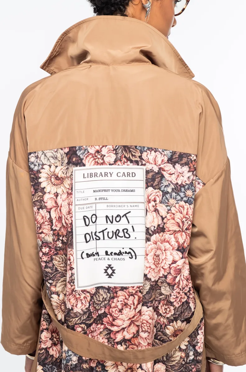 Το LIBRARIAN TRENCHCOAT της Peace + Chaos είναι ένα ιδιαίτερο wrap trenchcoat που συνδυάζει διαχρονική κομψότητα με την ξεχωριστή αισθητική του brand. Μπορεί να φορεθεί δεμένο με τη ζώνη για πιο κομψή και structured εμφάνιση ή ανοιχτό και loose για ένα πιο effortless αποτέλεσμα.
