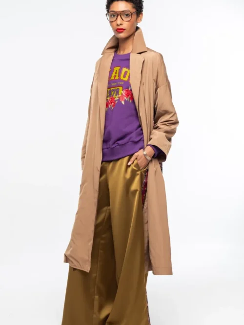 Το LIBRARIAN TRENCHCOAT της Peace + Chaos είναι ένα ιδιαίτερο wrap trenchcoat που συνδυάζει διαχρονική κομψότητα με την ξεχωριστή αισθητική του brand. Μπορεί να φορεθεί δεμένο με τη ζώνη για πιο κομψή και structured εμφάνιση ή ανοιχτό και loose για ένα πιο effortless αποτέλεσμα.