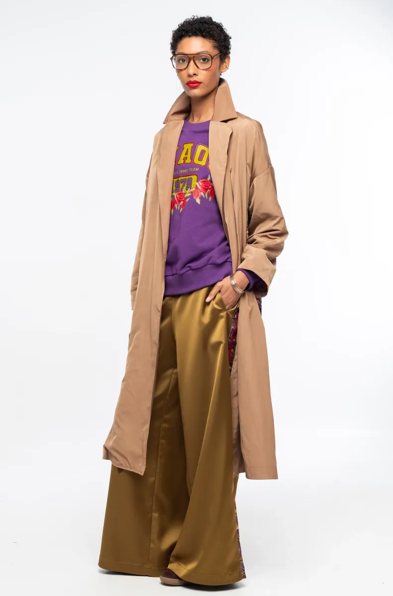 Το LIBRARIAN TRENCHCOAT της Peace + Chaos είναι ένα ιδιαίτερο wrap trenchcoat που συνδυάζει διαχρονική κομψότητα με την ξεχωριστή αισθητική του brand. Μπορεί να φορεθεί δεμένο με τη ζώνη για πιο κομψή και structured εμφάνιση ή ανοιχτό και loose για ένα πιο effortless αποτέλεσμα.