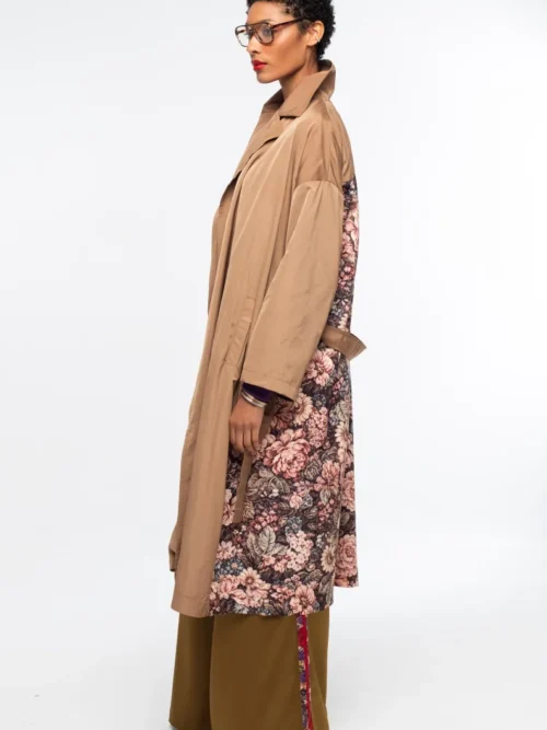 Το LIBRARIAN TRENCHCOAT της Peace + Chaos είναι ένα ιδιαίτερο wrap trenchcoat που συνδυάζει διαχρονική κομψότητα με την ξεχωριστή αισθητική του brand. Μπορεί να φορεθεί δεμένο με τη ζώνη για πιο κομψή και structured εμφάνιση ή ανοιχτό και loose για ένα πιο effortless αποτέλεσμα.