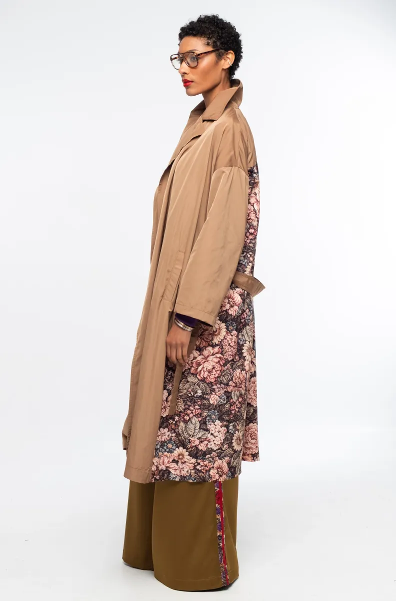 Το LIBRARIAN TRENCHCOAT της Peace + Chaos είναι ένα ιδιαίτερο wrap trenchcoat που συνδυάζει διαχρονική κομψότητα με την ξεχωριστή αισθητική του brand. Μπορεί να φορεθεί δεμένο με τη ζώνη για πιο κομψή και structured εμφάνιση ή ανοιχτό και loose για ένα πιο effortless αποτέλεσμα.
