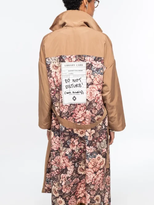 Το LIBRARIAN TRENCHCOAT της Peace + Chaos είναι ένα ιδιαίτερο wrap trenchcoat που συνδυάζει διαχρονική κομψότητα με την ξεχωριστή αισθητική του brand. Μπορεί να φορεθεί δεμένο με τη ζώνη για πιο κομψή και structured εμφάνιση ή ανοιχτό και loose για ένα πιο effortless αποτέλεσμα.