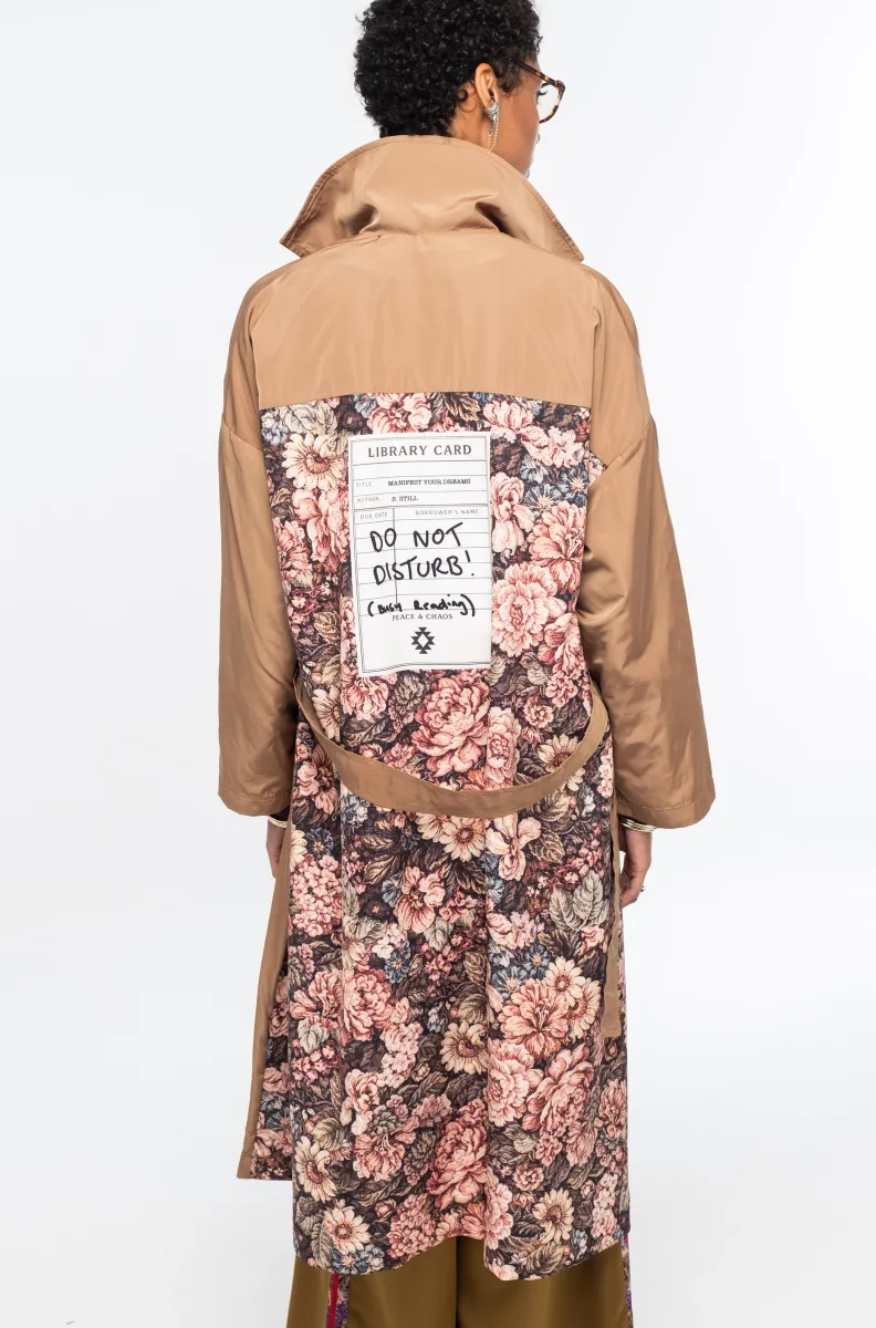 Το LIBRARIAN TRENCHCOAT της Peace + Chaos είναι ένα ιδιαίτερο wrap trenchcoat που συνδυάζει διαχρονική κομψότητα με την ξεχωριστή αισθητική του brand. Μπορεί να φορεθεί δεμένο με τη ζώνη για πιο κομψή και structured εμφάνιση ή ανοιχτό και loose για ένα πιο effortless αποτέλεσμα.