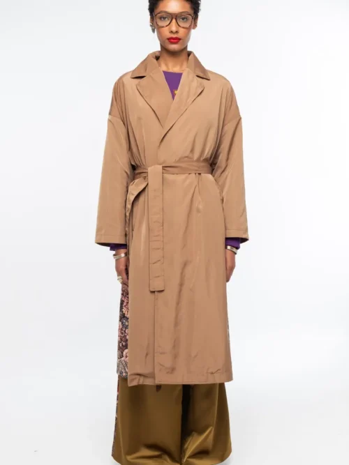 Το LIBRARIAN TRENCHCOAT της Peace + Chaos είναι ένα ιδιαίτερο wrap trenchcoat που συνδυάζει διαχρονική κομψότητα με την ξεχωριστή αισθητική του brand. Μπορεί να φορεθεί δεμένο με τη ζώνη για πιο κομψή και structured εμφάνιση ή ανοιχτό και loose για ένα πιο effortless αποτέλεσμα.