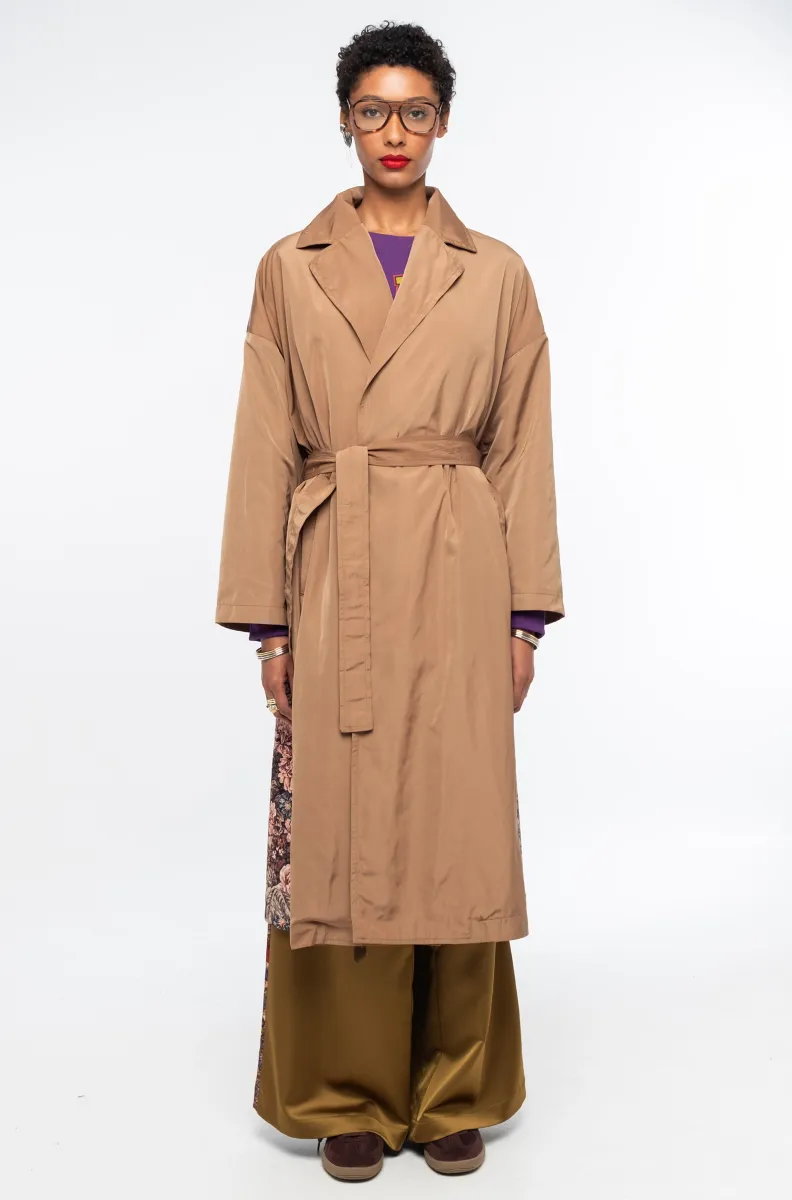 Το LIBRARIAN TRENCHCOAT της Peace + Chaos είναι ένα ιδιαίτερο wrap trenchcoat που συνδυάζει διαχρονική κομψότητα με την ξεχωριστή αισθητική του brand. Μπορεί να φορεθεί δεμένο με τη ζώνη για πιο κομψή και structured εμφάνιση ή ανοιχτό και loose για ένα πιο effortless αποτέλεσμα.
