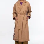Το LIBRARIAN TRENCHCOAT της Peace + Chaos είναι ένα ιδιαίτερο wrap trenchcoat που συνδυάζει διαχρονική κομψότητα με την ξεχωριστή αισθητική του brand. Μπορεί να φορεθεί δεμένο με τη ζώνη για πιο κομψή και structured εμφάνιση ή ανοιχτό και loose για ένα πιο effortless αποτέλεσμα.