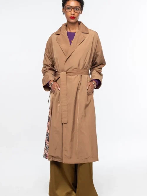 Το LIBRARIAN TRENCHCOAT της Peace + Chaos είναι ένα ιδιαίτερο wrap trenchcoat που συνδυάζει διαχρονική κομψότητα με την ξεχωριστή αισθητική του brand. Μπορεί να φορεθεί δεμένο με τη ζώνη για πιο κομψή και structured εμφάνιση ή ανοιχτό και loose για ένα πιο effortless αποτέλεσμα.