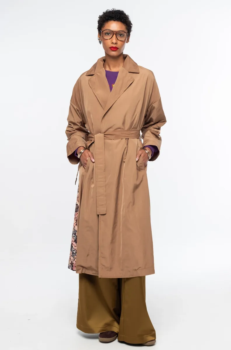 w26805_9 Το LIBRARIAN TRENCHCOAT της Peace + Chaos είναι ένα ιδιαίτερο wrap trenchcoat που συνδυάζει διαχρονική κομψότητα με την ξεχωριστή αισθητική του brand. Μπορεί να φορεθεί δεμένο με τη ζώνη για πιο κομψή και structured εμφάνιση ή ανοιχτό και loose για ένα πιο effortless αποτέλεσμα.