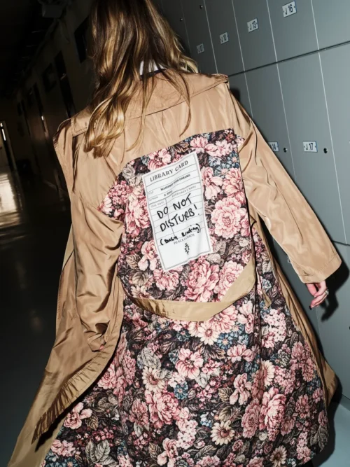 Το LIBRARIAN TRENCHCOAT της Peace + Chaos είναι ένα ιδιαίτερο wrap trenchcoat που συνδυάζει διαχρονική κομψότητα με την ξεχωριστή αισθητική του brand. Μπορεί να φορεθεί δεμένο με τη ζώνη για πιο κομψή και structured εμφάνιση ή ανοιχτό και loose για ένα πιο effortless αποτέλεσμα.