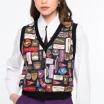 Το REBEL VEST της Peace + Chaos αποτελεί ένα statement κομμάτι που προσθέτει χαρακτήρα και ξεχωριστή αισθητική σε κάθε εμφάνιση. Το all-over print συνδυάζει σύμβολα, crests και varsity-inspired στοιχεία, δημιουργώντας ένα ιδιαίτερο σχέδιο με έντονη fashion ταυτότητα.