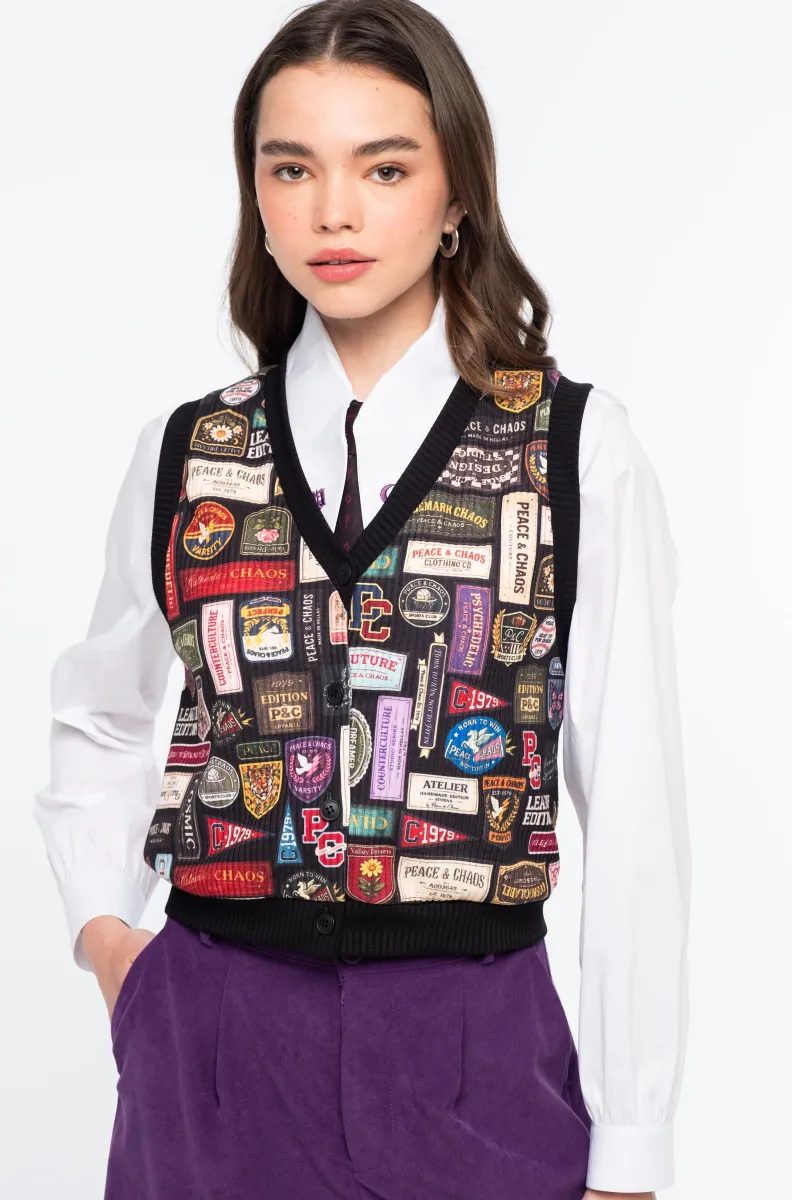 w26806_6 Το REBEL VEST της Peace + Chaos αποτελεί ένα statement κομμάτι που προσθέτει χαρακτήρα και ξεχωριστή αισθητική σε κάθε εμφάνιση. Το all-over print συνδυάζει σύμβολα, crests και varsity-inspired στοιχεία, δημιουργώντας ένα ιδιαίτερο σχέδιο με έντονη fashion ταυτότητα.