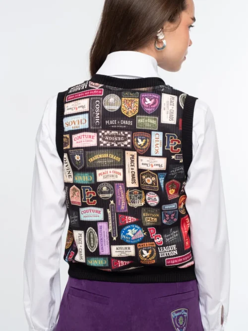 Το REBEL VEST της Peace + Chaos αποτελεί ένα statement κομμάτι που προσθέτει χαρακτήρα και ξεχωριστή αισθητική σε κάθε εμφάνιση. Το all-over print συνδυάζει σύμβολα, crests και varsity-inspired στοιχεία, δημιουργώντας ένα ιδιαίτερο σχέδιο με έντονη fashion ταυτότητα.