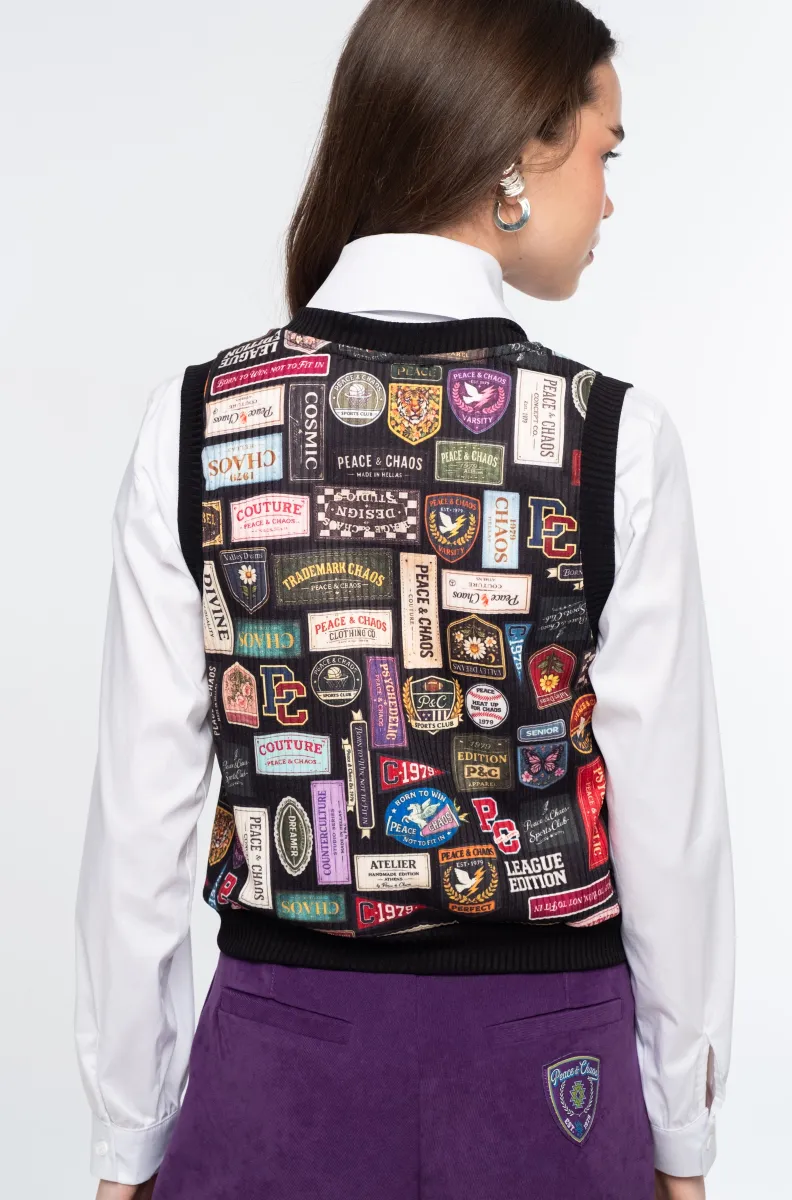 Το REBEL VEST της Peace + Chaos αποτελεί ένα statement κομμάτι που προσθέτει χαρακτήρα και ξεχωριστή αισθητική σε κάθε εμφάνιση. Το all-over print συνδυάζει σύμβολα, crests και varsity-inspired στοιχεία, δημιουργώντας ένα ιδιαίτερο σχέδιο με έντονη fashion ταυτότητα.